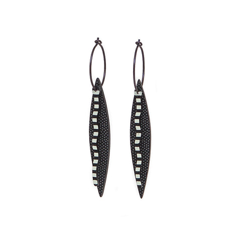 Lene Lundberg Narrow Double Black/White Leaf Earrings