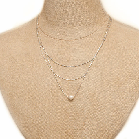 ?Hot Tomato Triple Layer Chain with Natural Pearl Caught Necklace in Silver Shimmer Modelled