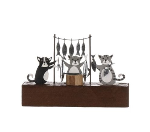 Shoeless Joe Cats at Fish Market